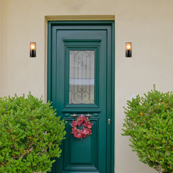 Luz de pared exterior en estilo moderno, ideal para patios y entradas, con diseño resistente y protección IP54.