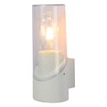 Luz de pared exterior Newport, diseño moderno, ideal para patios de estilo contemporáneo, con protección IP54 para durabilidad.