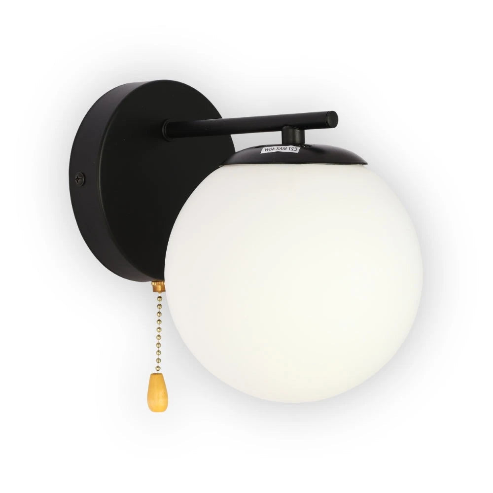 Aplique de pared vintage con cuerpo de metal dorado y esfera de vidrio opal, ideal para decoración retro en salones o dormitorios.
