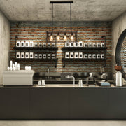 Lámpara de araña industrial con jaula de metal, perfecta para un comedor rústico o un espacio contemporáneo elegante.