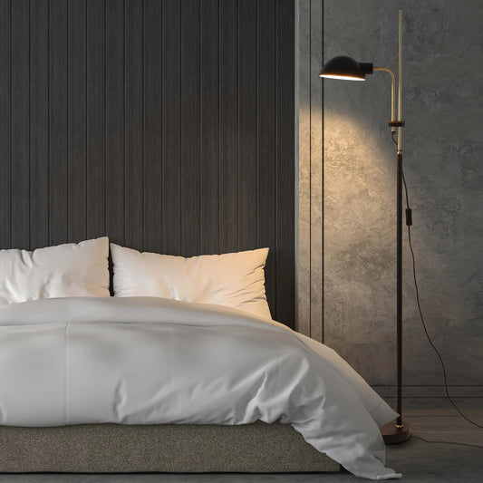 Lámpara de pie negra y latón con pantalla abovedada