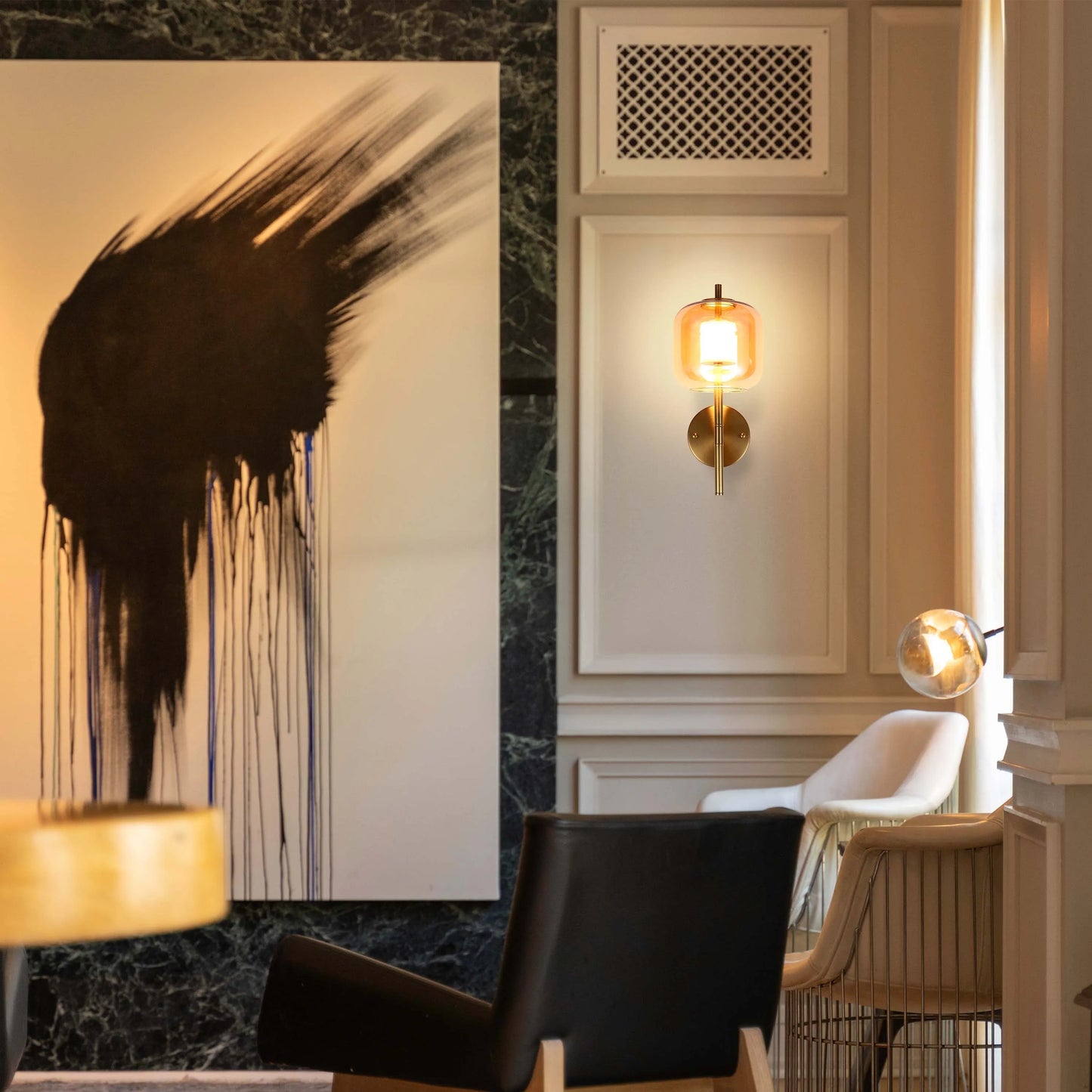 Lámpara de pared de bronce con pantalla de vidrio ámbar o ahumado