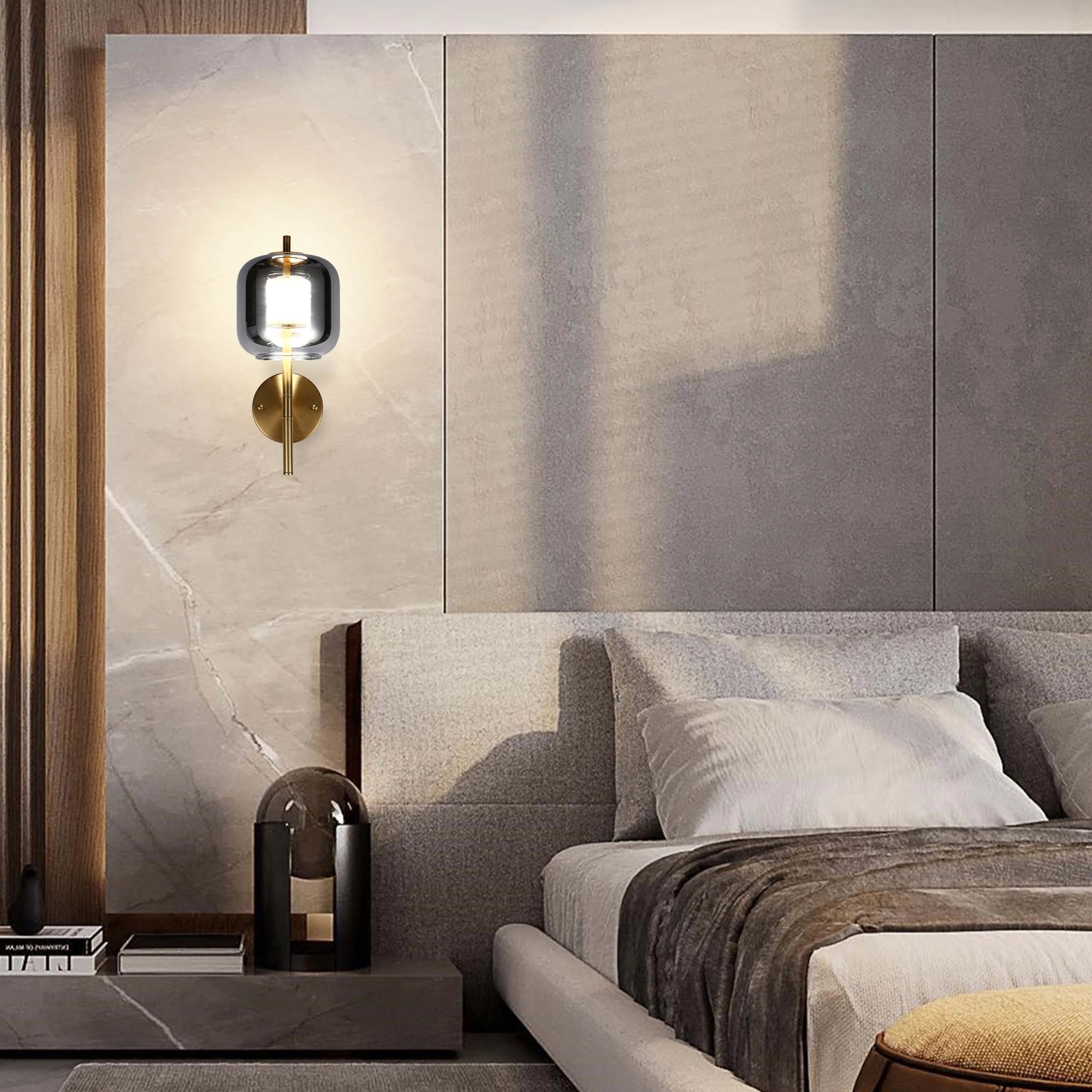 Lámpara de pared de bronce con pantalla de vidrio ámbar o ahumado