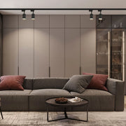 El accesorio de iluminación circular GU10 para riel ilumina una sala de estar moderna con una decoración elegante, realzando el estilo contemporáneo del espacio.173-03002
