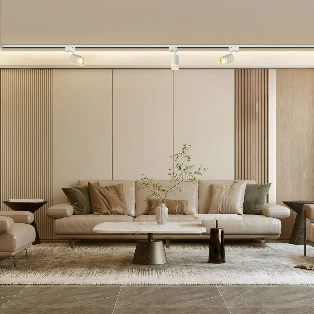 La luminaria contemporánea GU10 para riel ilumina una sala de estar elegante, mejorando la decoración moderna con su diseño circular y su cálido resplandor.173-03004