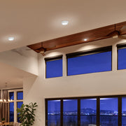 Downlight empotrable de aluminio con trim a juego, ideal para cocinas modernas y espacios contemporáneos.