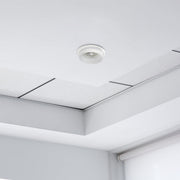 Luz empotrada de aluminio con trim de acrílico, ideal para oficinas modernas y luminarias ajustables en estilo contemporáneo.