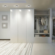 Foco empotrado de aluminio con acrílico bicolor, ideal para iluminar salas de estar con estilo moderno y elegante.
