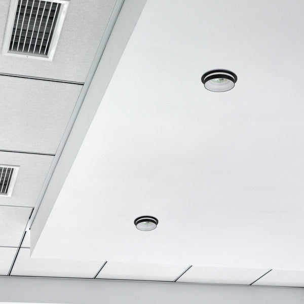 Downlight empotrado de aluminio, ideal para espacios modernos, aporta iluminación versátil en techos de oficinas o salas de estar.