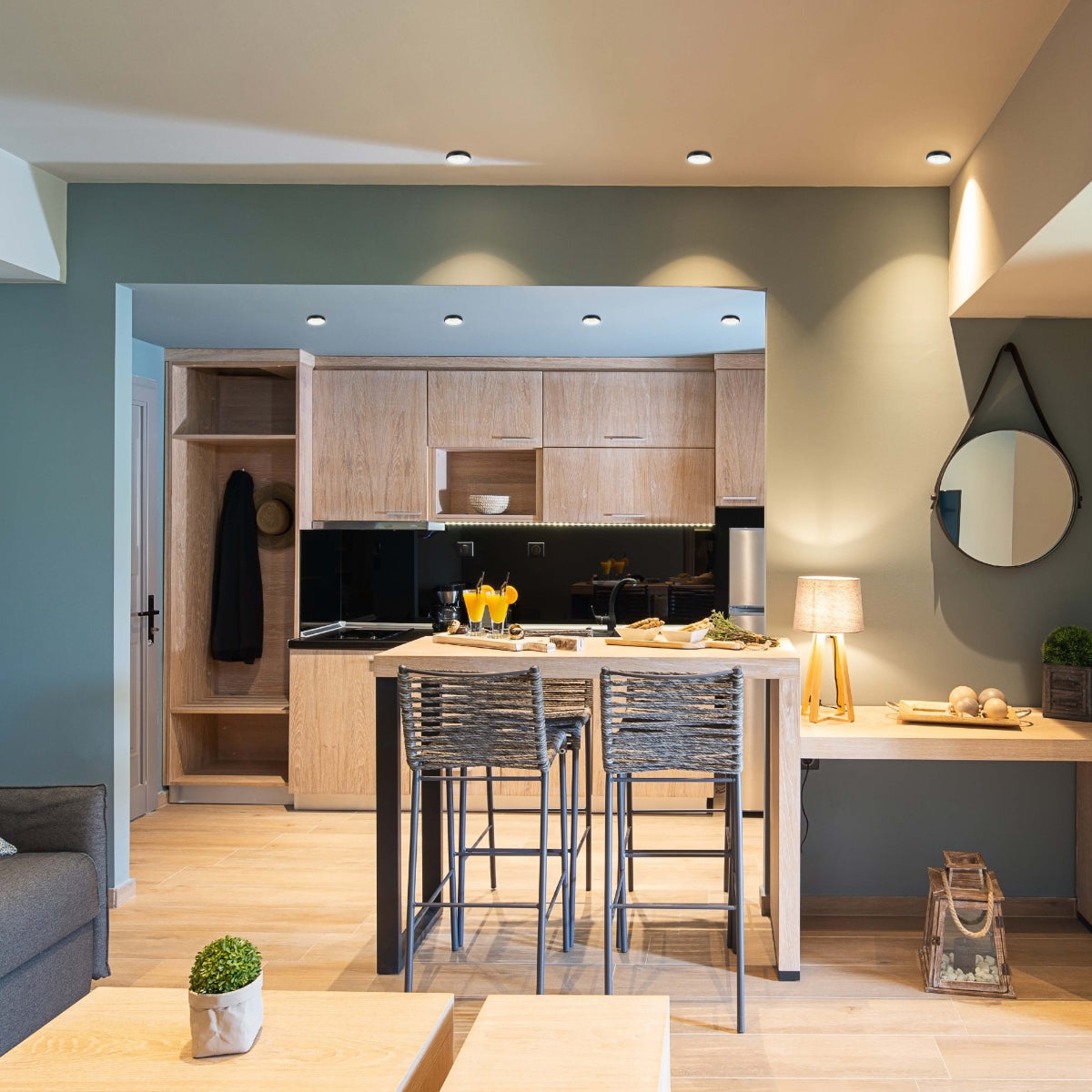 Luz de downlight fija de aluminio con acento de color, ideal para habitaciones modernas y espacios de trabajo.