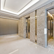 Aplique de downlight de aluminio con diseño moderno, ideal para salones con estilo contemporáneo y acentos de color.