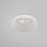 Downlight empotrado moderno GU10 de aluminio en una sala de estar contemporánea, ideal para iluminación sutil y elegante.