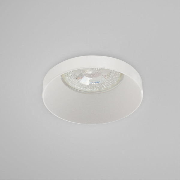 Downlight empotrado moderno GU10 de aluminio en una sala de estar contemporánea, ideal para iluminación sutil y elegante.