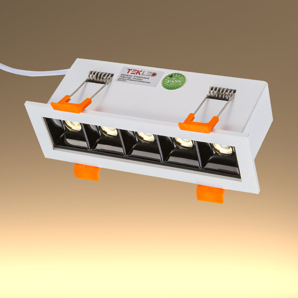 Downlight LED empotrado Mirage Blade de 10W, ideal para espacios modernos, iluminando con luz blanca fresca y un diseño minimalista.