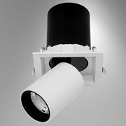 Downlight LED ajustable en negro, ideal para iluminar oficinas modernas con un diseño elegante y funcional.