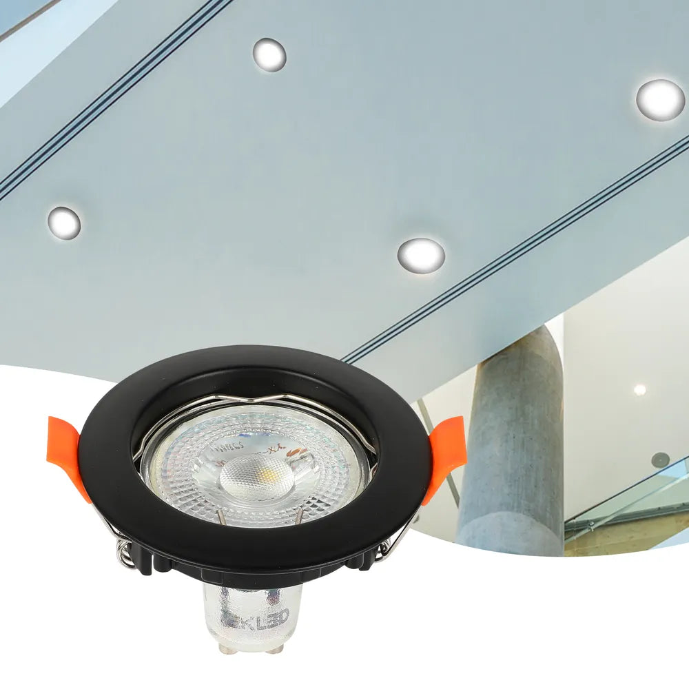 El elegante accesorio de iluminación empotrado GU10 ilumina una cocina moderna con gabinetes elegantes, realzando la decoración contemporánea y creando un ambiente cálido.143-03990