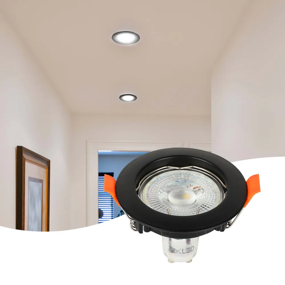 Foco empotrable GU10 iluminando una cocina moderna con gabinetes elegantes y decoración minimalista, realzando el espacio con iluminación cálida y focalizada.143-03990