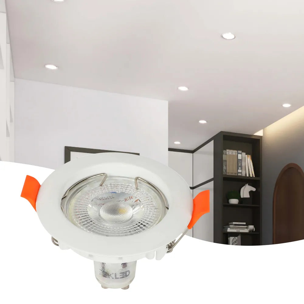 Luminaria empotrada GU10 elegante que ilumina un entorno de hogar moderno con decoración minimalista, mejorando la calidez y el estilo en el área de estar.143-03991