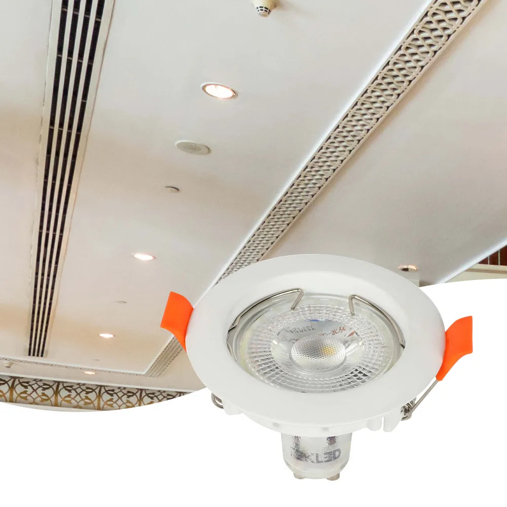 Moderno accesorio de iluminación GU10 empotrable que ilumina una sala de estar contemporánea con una decoración elegante, mejorando la elegancia y funcionalidad del espacio.143-03991