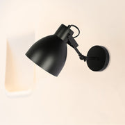 Aplique de pared ajustable de estilo nórdico, ideal para oficinas con decoración contemporánea y funcional.