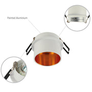 Detalle del downlight fijo de aluminio fundido con acentos de cobre, ideal para cocinas modernas y espacios contemporáneos.