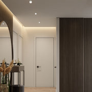 Aplique de iluminación empotrado de aluminio con acentos en cobre, ideal para espacios modernos y contemporáneos como oficinas y salas de estar.