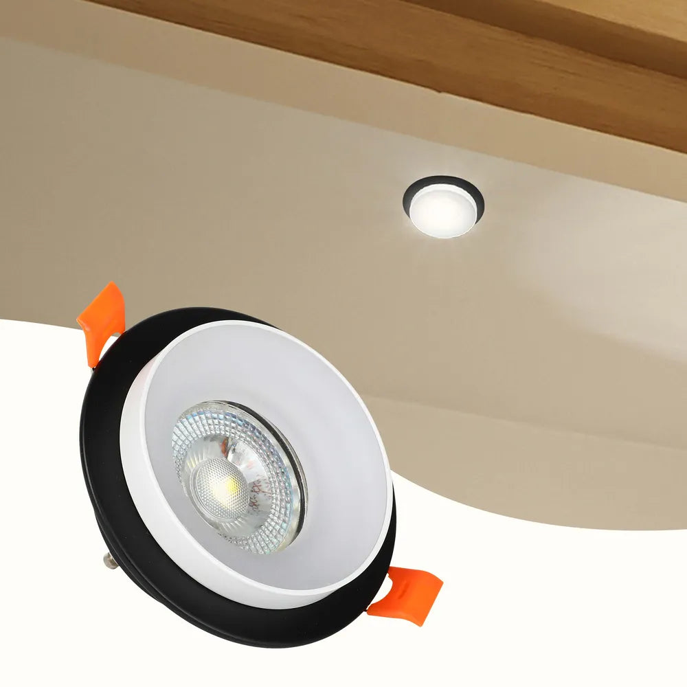 Moderno accesorio de luz empotrable GU10 en una sala de estar elegante, complementando la decoración minimalista con su diseño de protector contra deslumbramiento estilizado para iluminación ambiental.143-03430
