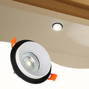Moderno accesorio de luz empotrable GU10 en una sala de estar elegante, complementando la decoración minimalista con su diseño de protector contra deslumbramiento estilizado para iluminación ambiental.143-03430