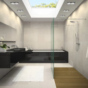 Foco empotrado GU10 que mejora una cocina moderna con elegantes gabinetes blancos y decoración con estilo, proporcionando una iluminación cálida y ambiental.143-03434