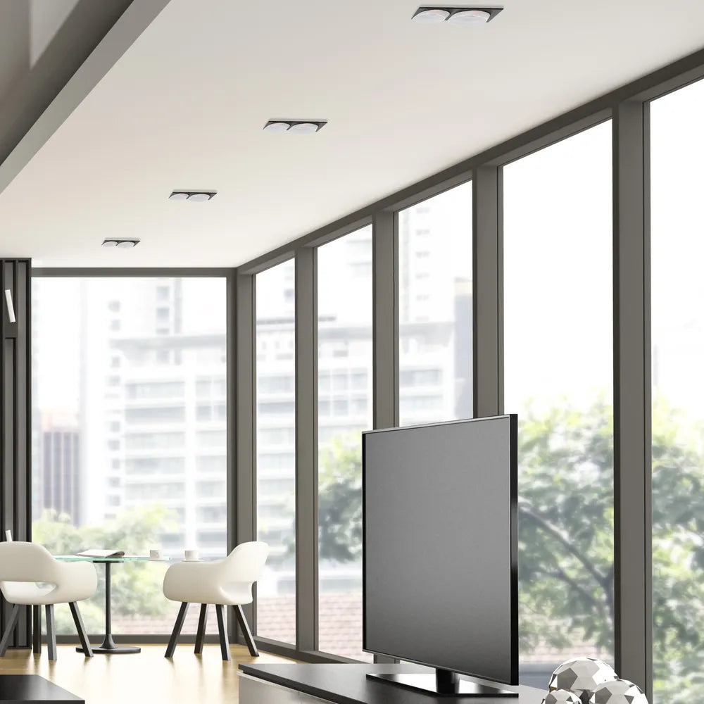 La elegante luminaria empotrable GU10 mejora una sala de estar moderna con una iluminación cálida, complementando la decoración contemporánea y creando un ambiente acogedor.143-03434