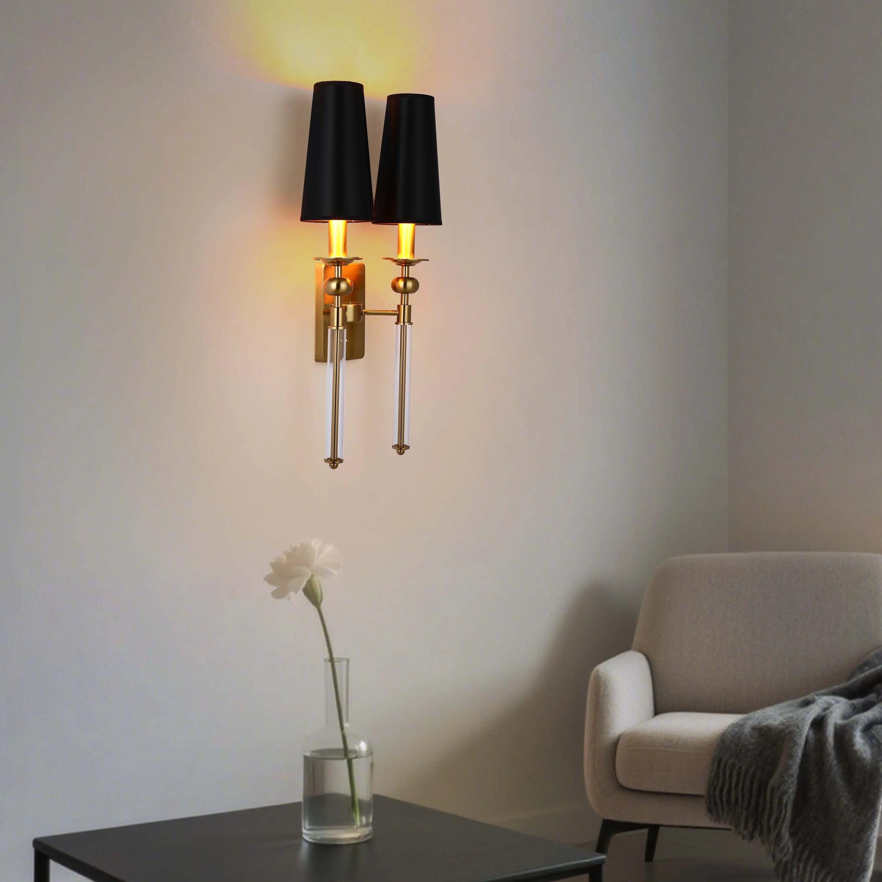 Lámpara de pared dorada y negra con detalle acrílico