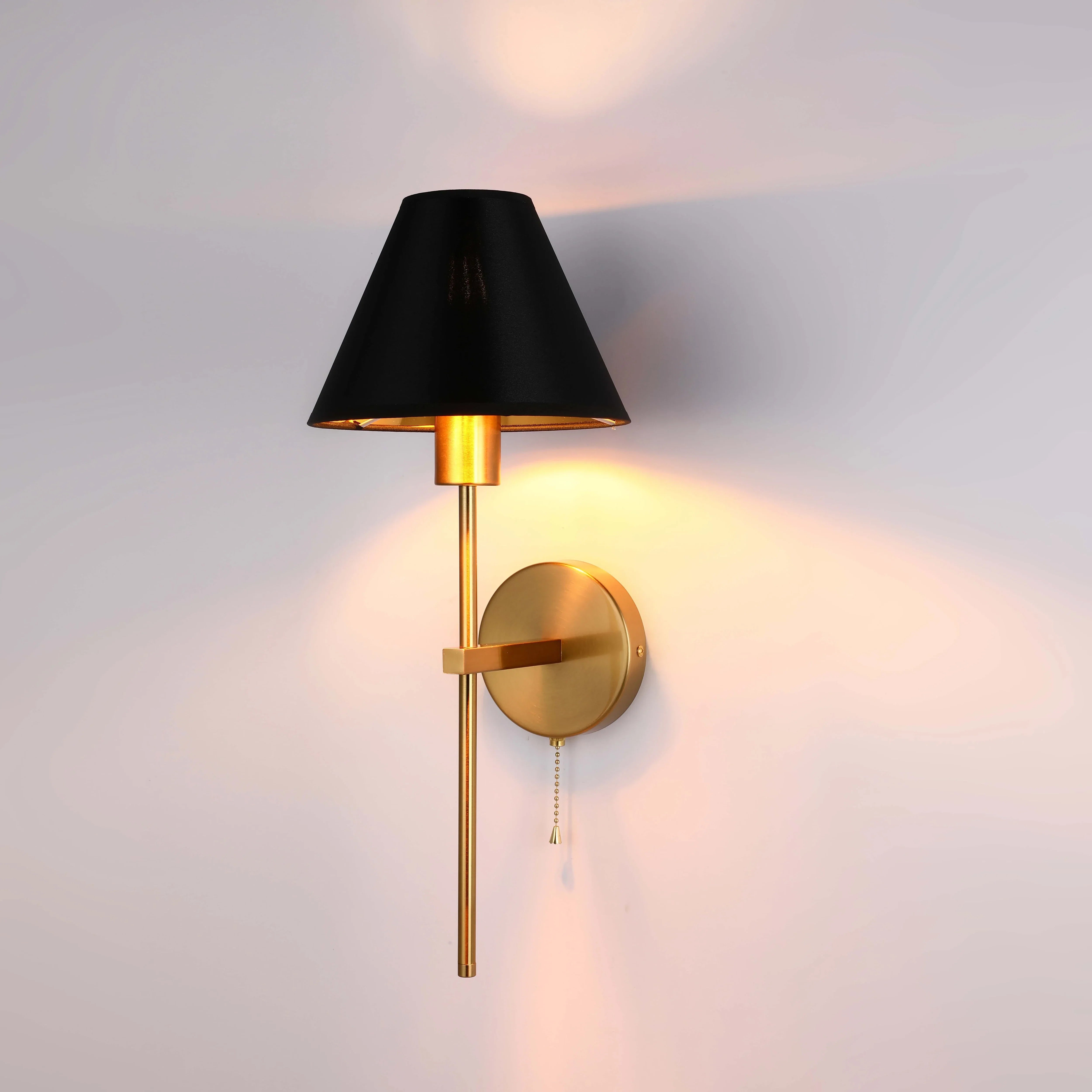 Lámpara de pared cónica dorada con crema y negro, con cadena de tiro