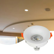 El accesorio de iluminación empotrado GU10 ilumina una sala de estar moderna con una decoración elegante, ofreciendo una solución de iluminación con estilo y bajo deslumbramiento.143-03993