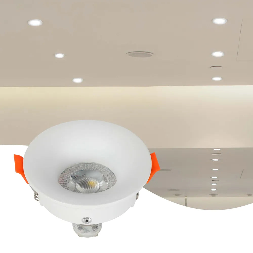 Moderno accesorio de iluminación empotrable GU10 en una sala de estar luminosa y minimalista, que realza la decoración elegante con un diseño de baja deslumbramiento para una iluminación óptima.143-03993