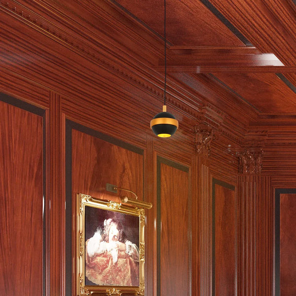 El elegante colgante con acentos dorados ilumina una cocina moderna, realzando su decoración elegante con luz blanca cálida.