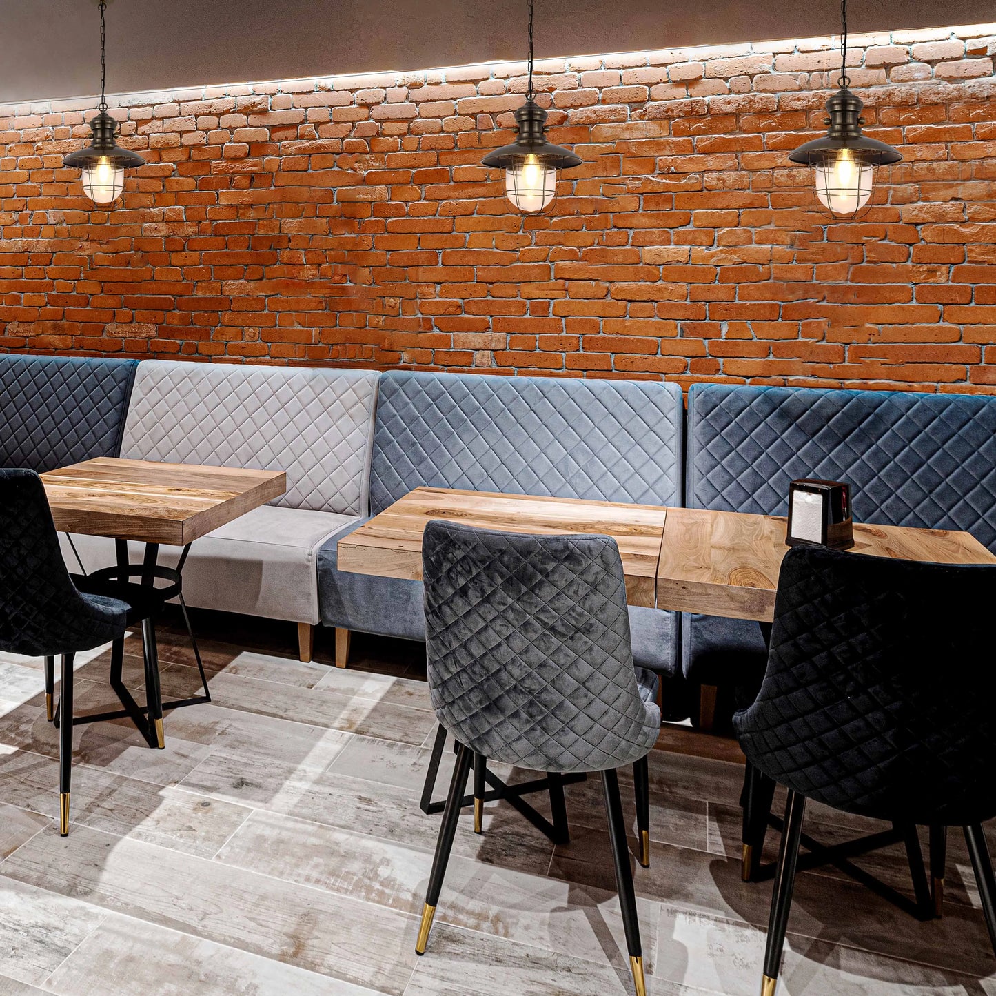 Lámparas Colgantes Estilo Jaula Industrial – Latón Antiguo y Negro con Detalles Rojos