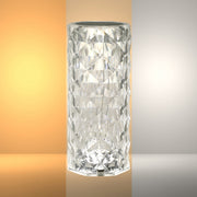 Lámpara cilíndrica recargable de cristal, ideal para mesas de noche en decoraciones modernas y elegantes.