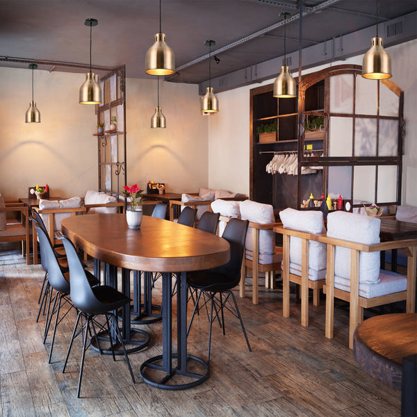Lámpara colgante de cúpula contemporánea en uso sobre una mesa de comedor en un ambiente moderno y elegante.
