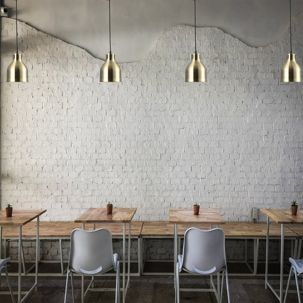 Lámpara colgante de cúpula contemporánea sobre una mesa en un ambiente moderno, ideal para comedores y cocinas elegantes.