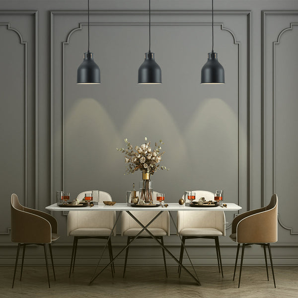 Lámpara colgante de cúpula contemporánea sobre una mesa de comedor, ideal para decoraciones modernas y minimalistas.