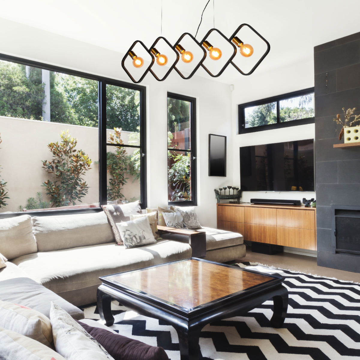 Lámpara de suspensión cuadrada negra de cinco luces, ideal para islas en cocinas modernas con un diseño contemporáneo y elegante.