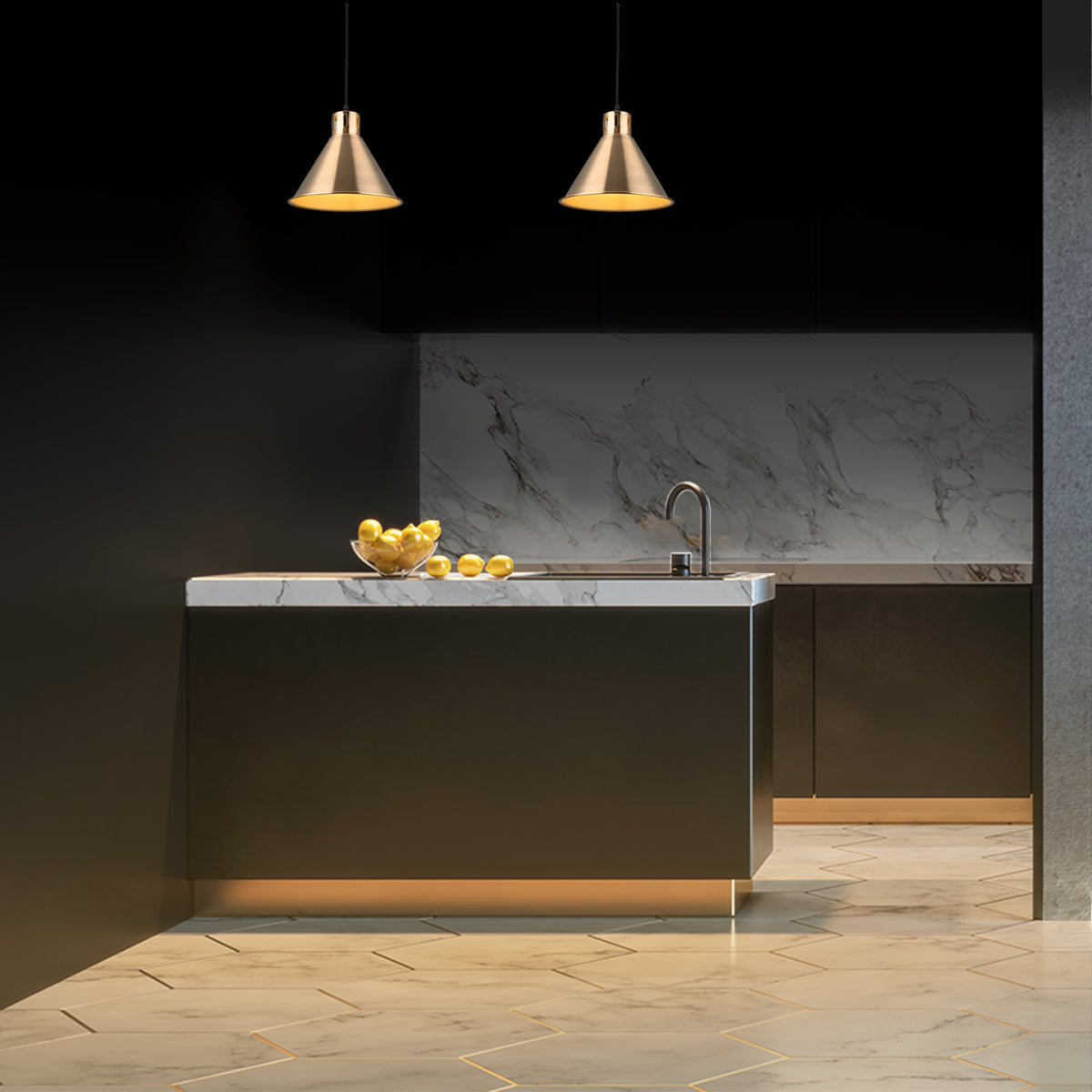 Lámpara colgante cónica industrial sobre una mesa en un entorno moderno, perfecta para comedores o cocinas contemporáneas.