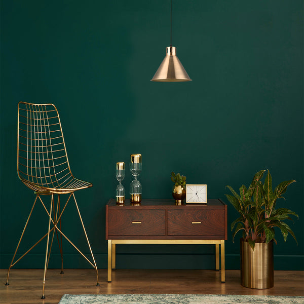 Lámpara colgante cónica industrial sobre una mesa en un comedor moderno, perfecta para crear un ambiente acogedor y estilizado.