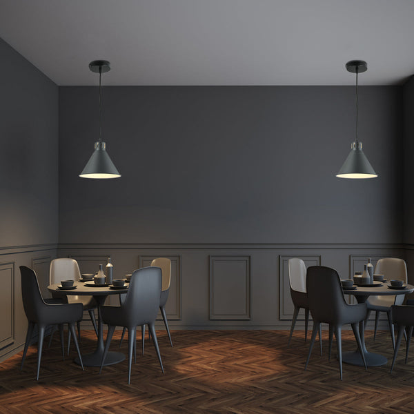 Lámpara colgante cónica industrial en una cocina moderna, combinando funcionalidad y estilo contemporáneo.
