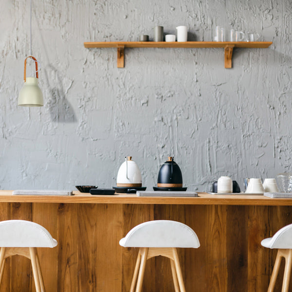 Lámpara colgante de diseño nórdico en una cocina moderna, ideal para iluminar espacios acogedores y contemporáneos.