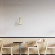 Luz colgante en forma de cono de diseño nórdico, perfecta para iluminar salas de estar con estilo contemporáneo.
