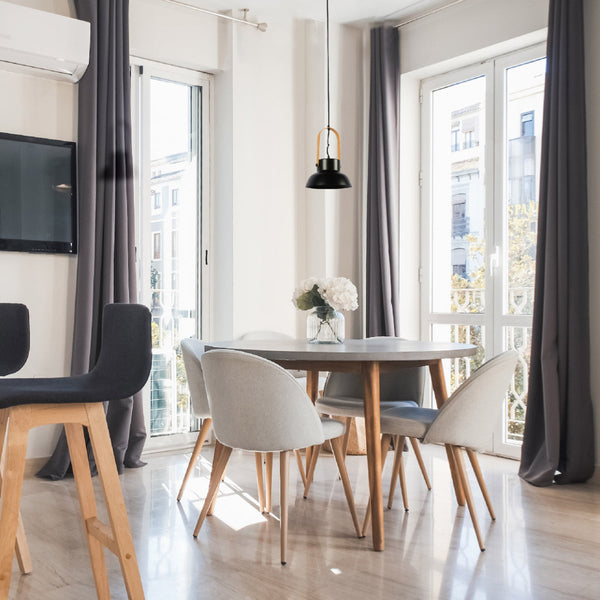 Lámpara colgante cónica nórdica de estilo versátil, perfecta para iluminar cocinas y comedores con decoración moderna.