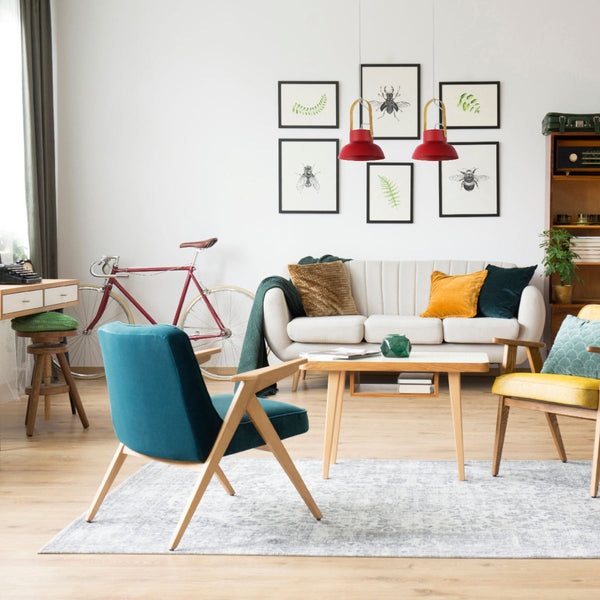 Lámpara colgante estilo nórdico en un comedor moderno, ideal para crear una atmósfera acogedora y elegante.