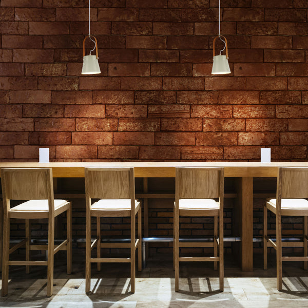 Lámpara colgante de cono nórdico, ideal para espacios modernos como salones o comedores, añadiendo un toque elegante y minimalista.
