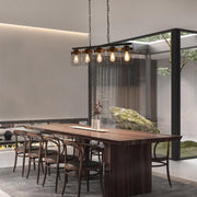 Luz colgante industrial de jaula rectangular con cinco pantallas, perfecta para comedores de estilo rústico con acentos de madera.